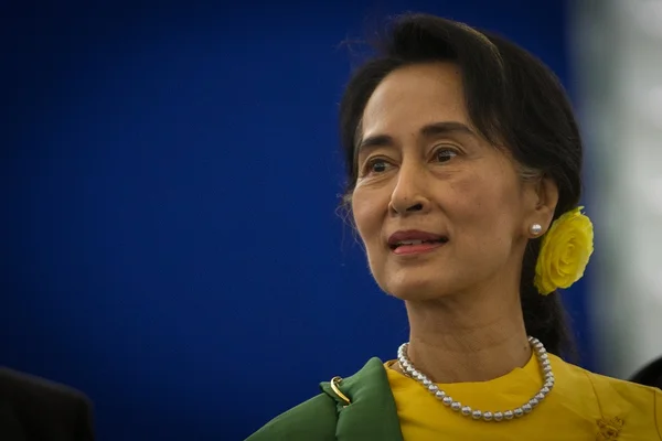 Novo Parlamento de Mianmar toma posse, dominado pelo partido da Nobel Suu Kyi