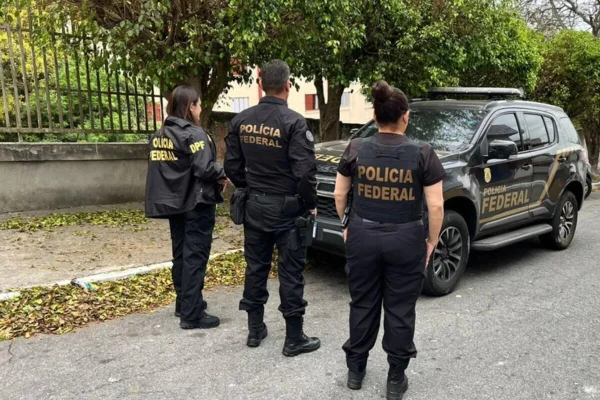 Policiais da PF cumprem mandados de busca e apreensão contra fraudes do INSS. - Metrópoles