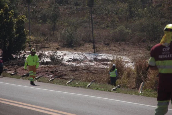 Imagem colorida Corpo de Bombeiros atuando em área afetada pelo rompimento da barragem