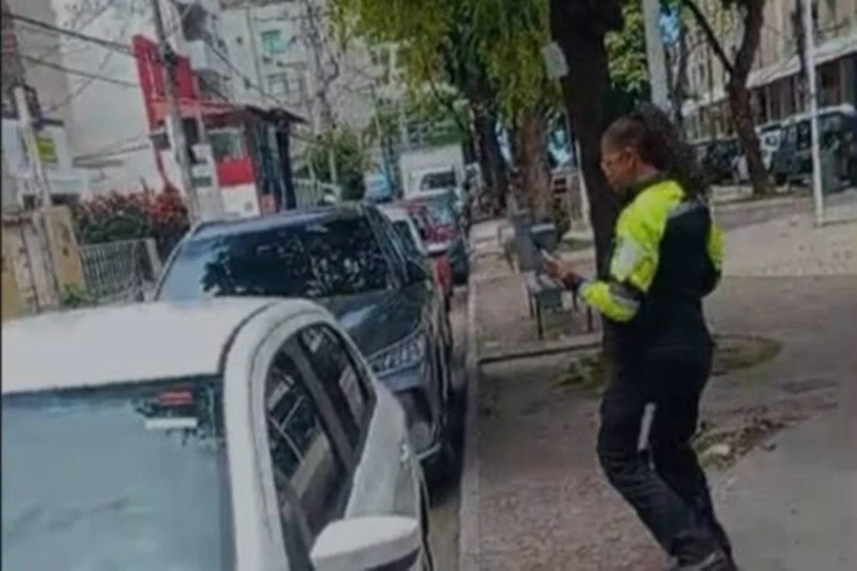 Agente de trânsito afirma ser de "facção" durante discussão