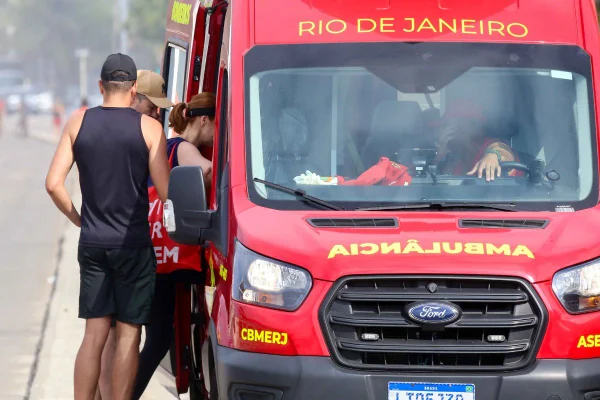 Alexandra Richter passa mal na orla do Leblon