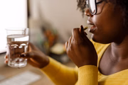 O NAD+ pode ser encontrado em alimentos como carnes magras (frango, peru), peixes (salmão, atum), leite, cogumelos, grãos integrais, amendoim e vegetais verdes