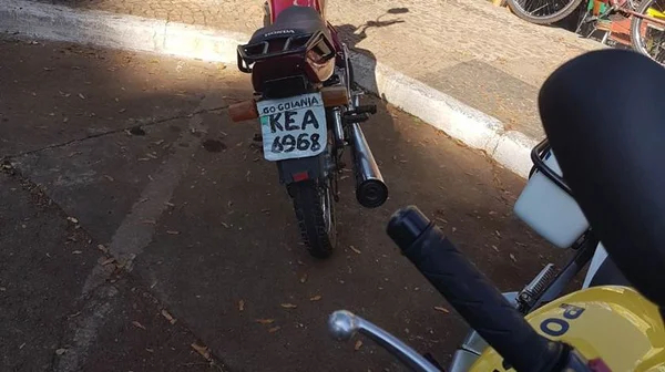 Moto vendida como sucata é apreendida com placa de papelão no Cruzeiro