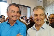 O ex-presidente Jair Bolsonaro ao lado do irmão Renato.