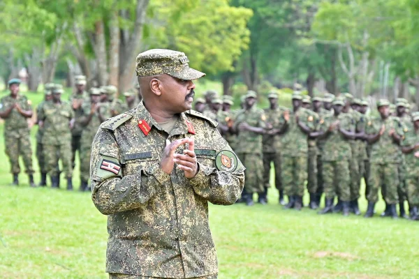 Imagem colorida mostra o chefe do Exército de Uganda, Muhoozi Kainerugaba - Metrópoles