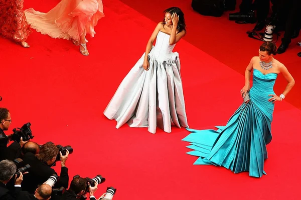 Celebridades em tapete vermelho de premiação
