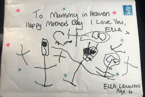 Menina escreve carta para mãe, morta há 4 meses, e recebe resposta