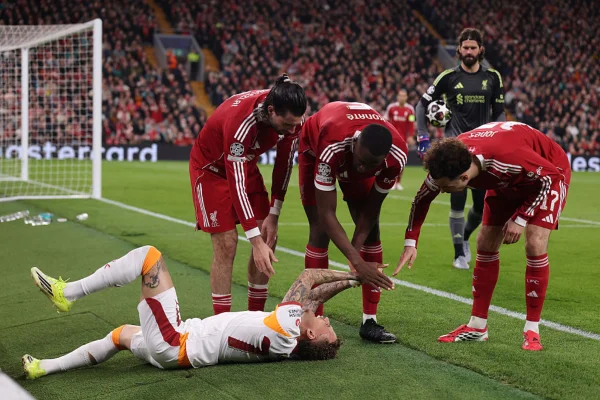 Imagem colorida do jogo entre Galatasaray x Liverpool- Metrópoles