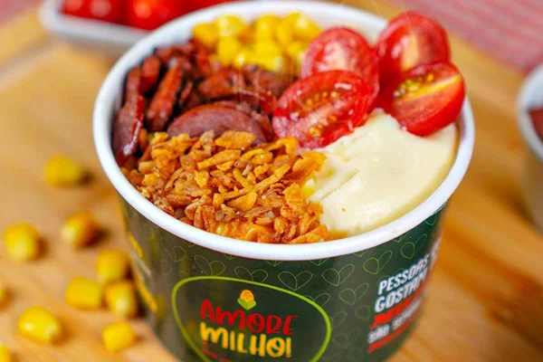 Pote com milho, calabresa, tomate cereja, catupiry e cebola crispy