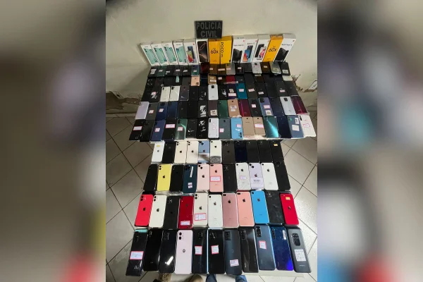 Imagem colorida mostra celulares roubados em SP e recuperados pela polícia na Bahia - Metrópoles