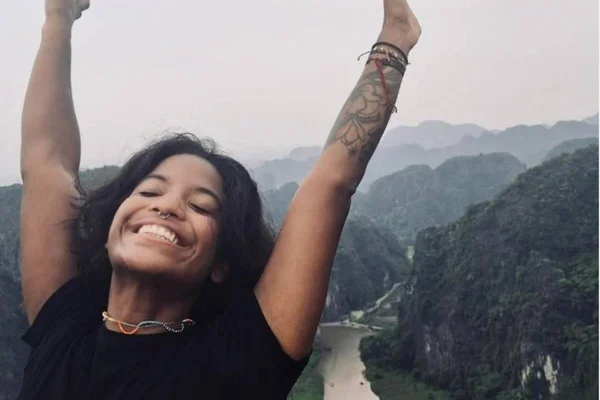 Foto colorida da brasileira Juliana Marins, de 26 anos, que morreu após cair de trilha e ficar pesa em vulcão, na Indonésia - Metrópoles