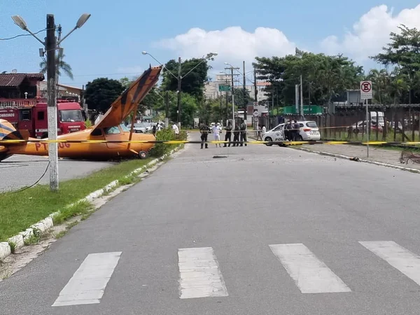 Avião de pequeno porte tem problema na decolagem e cai no litoral de SP