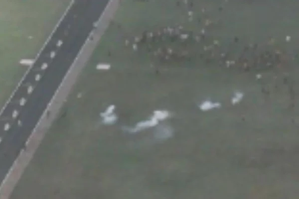 Imagem colorida mostra o gramado do Congresso Nacional e um grupo de indígenas se aproximando