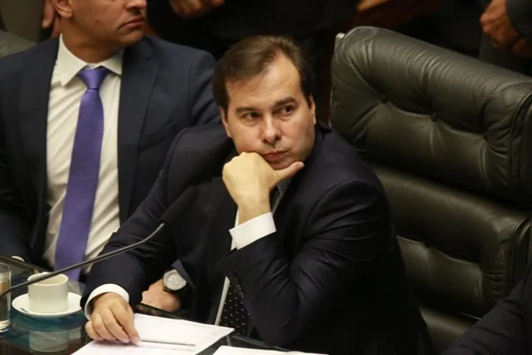 Maia admite que está longe dos 308 votos para aprovar Previdência