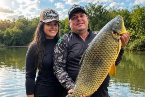 Imagem colorida, Pescadores de Maringá fisgam piauçu gigante em rio no Paraná- Metrópoles