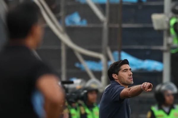 Abel Ferreira explica dedo do meio para Flaco López: “Cobro muito ele”