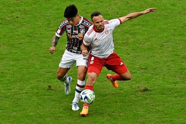Jogadores de Fluminense e Internacional disputam bola - Metrópoles