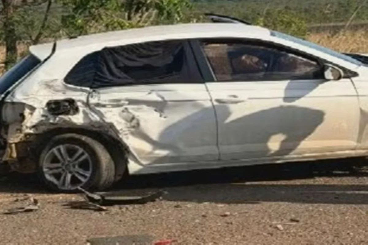 Carro envolvido no acidente que matou sargento da Rotam. O veículo não é o mesmo utilizado pelos bandidos que fugiam da polícia no momento Carro envolvido no acidente que matou sargento da Rotam. O veículo não é o mesmo utilizado pelos bandidos que fugiam da polícia no momento