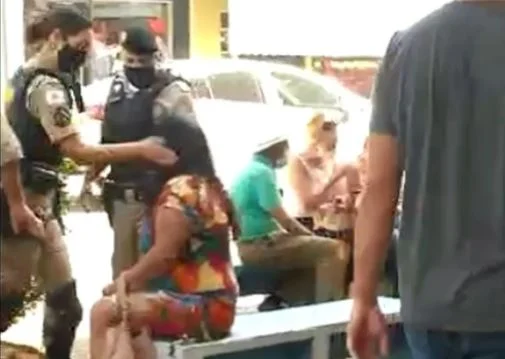 Mulher foi agredida por PM em rua movimentada de Formiga (MG)