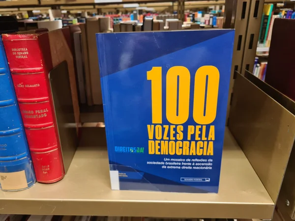 Senado publicou livro que chama Jair Bolsonaro de "fascista"