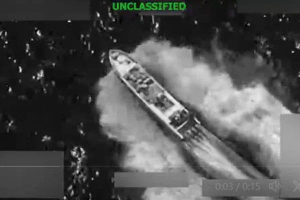 Barco no pacífico visto por uma cãmera
