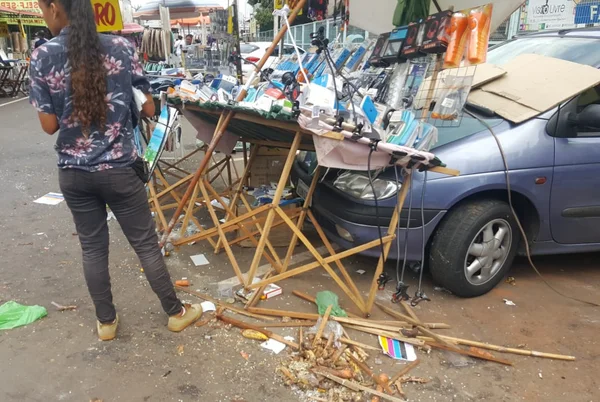 Homem arranca com carro e causa confusão na Feira dos Importados