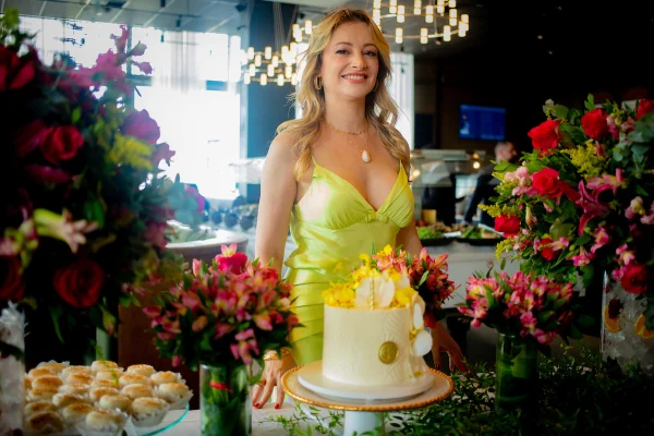 Entre amigos, Caroline Kalil festeja aniversário com almoço saboroso