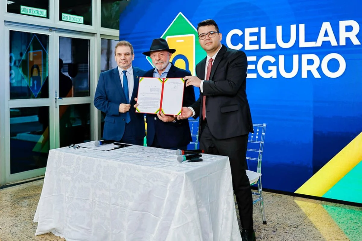 Lula em lançamento do Programa Celular Seguro Lula em lançamento do Programa Celular Seguro