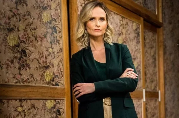 O Outro Lado: Fabiana faz chantagem para livrar Clara da cadeia