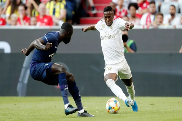 Zidane nega problema com Vinicius Jr: “É o futuro do Real Madrid”