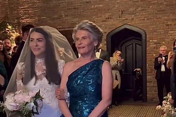 Foto colorida de Victoria e mãe Zélia Cardoso de Mello