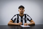 Bruninho Samudio é goleiro do Botafogo.