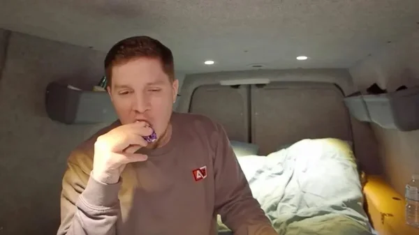 Na foto, um homem comendo pequenos ovos de chocolate - Metrópoles