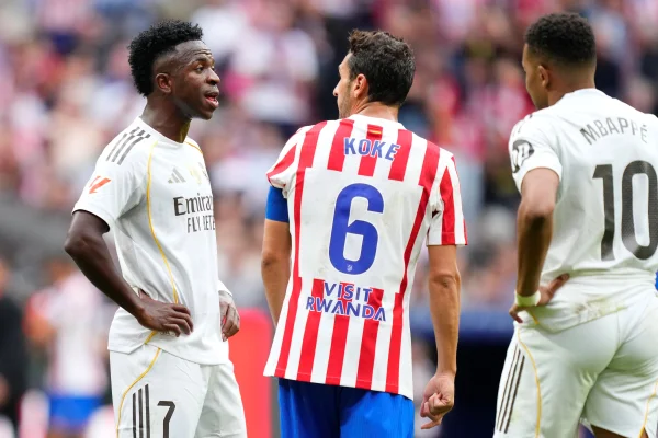 Foto colorida de Vini, Koke e Mbappé em clássico espanhol - Metrópoles
