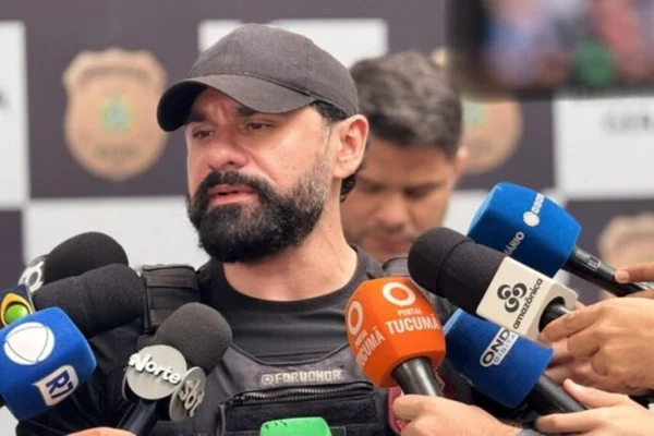 Imagem colorida, delegado em entrevista coletiva- Metrópoles