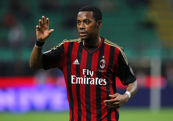 Robinho em foto colorida acenando