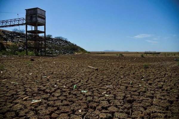 a imagem mostra um rio seco em Sobradinho, município baiano.