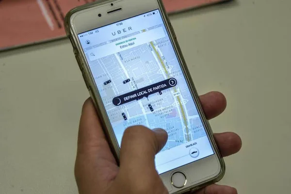 Celular pedindo Uber