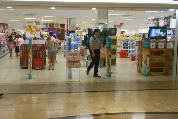 Comércio deve abrir até 3 mil vagas temporárias no DF