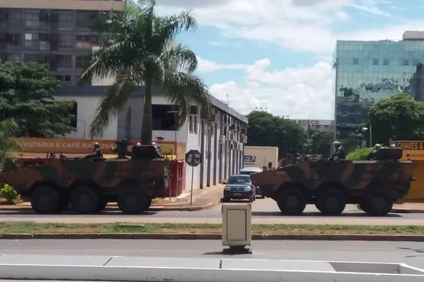 Exército leva blindados à EBC por “segurança de transmissão da posse”