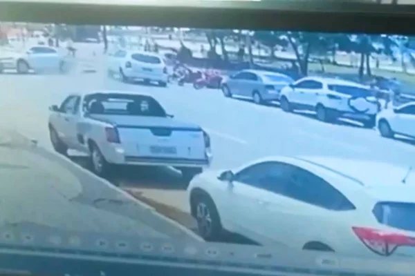 Vídeo: carro bate em outro veículo, invade calçadão e atinge pedestres