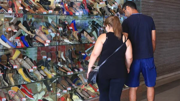 Pai acusa shopping de racismo contra filho: “Confundido com mendigo”