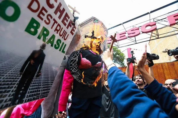 Manifestantes protestam contra e a favor de Judith Butler em São Paulo