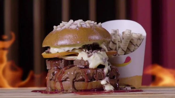 Conar condena Burger King a desvincular propaganda de Whopper Páscoa
