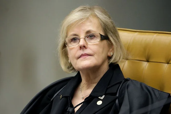 A ministra do STF, Rosa Weber, durante sessão no plenário do Tribunal. Ela olha para frente - Metrópoles