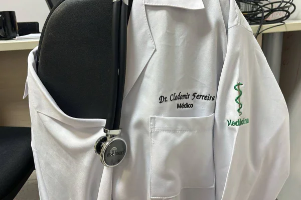 Foto colorida de jaleco de médico