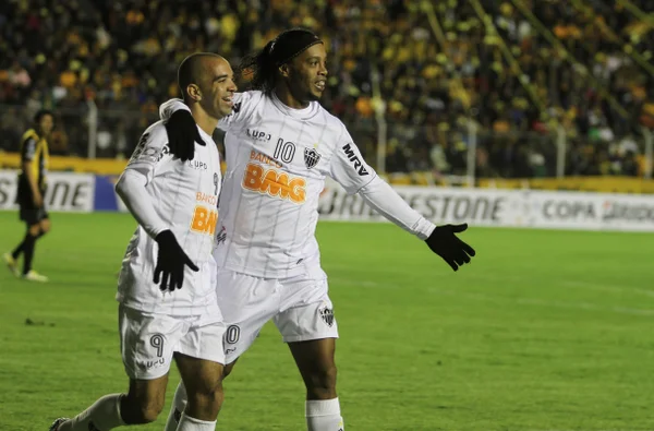 Imagem colorida de Ronaldinho Gaúcho e Diego Tardelli