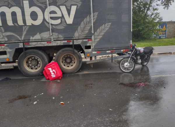 acidente entre moto e caminhão