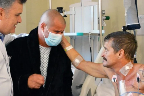 foto colorida irmãos que fizeram transplante de coração com 15 dias de diferença