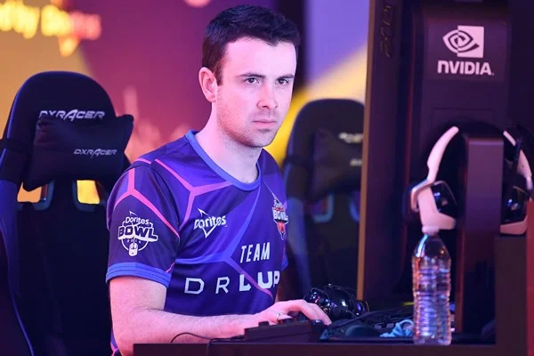 Benjamin Lupo, o DrLupo, transmite o popular Battle Royale em serviço de streaming e incentiva os 2,8 milhões de seguidores a participarem, com ele de campanhas sociais. A última arrecadou US$ 920 mil para ajudar o Hospital de Pesquisas St. Jude Children Benjamin Lupo, o DrLupo, transmite o popular Battle Royale em serviço de streaming e incentiva os 2,8 milhões de seguidores a participarem, com ele de campanhas sociais. A última arrecadou US$ 920 mil para ajudar o Hospital de Pesquisas St. Jude Children